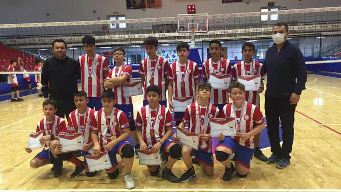 Mursallı Sabahat Oğuz Ortaokulu Voleybol takımımız, Türkiye Ortaokullar Voleybolda yarı finale çıkmıştır.