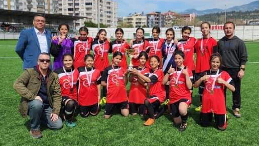 Himmet Çondur Cumhuriyet Ortaokulu Kız Futbol Takımı Aydın Şampiyonu Oldu.